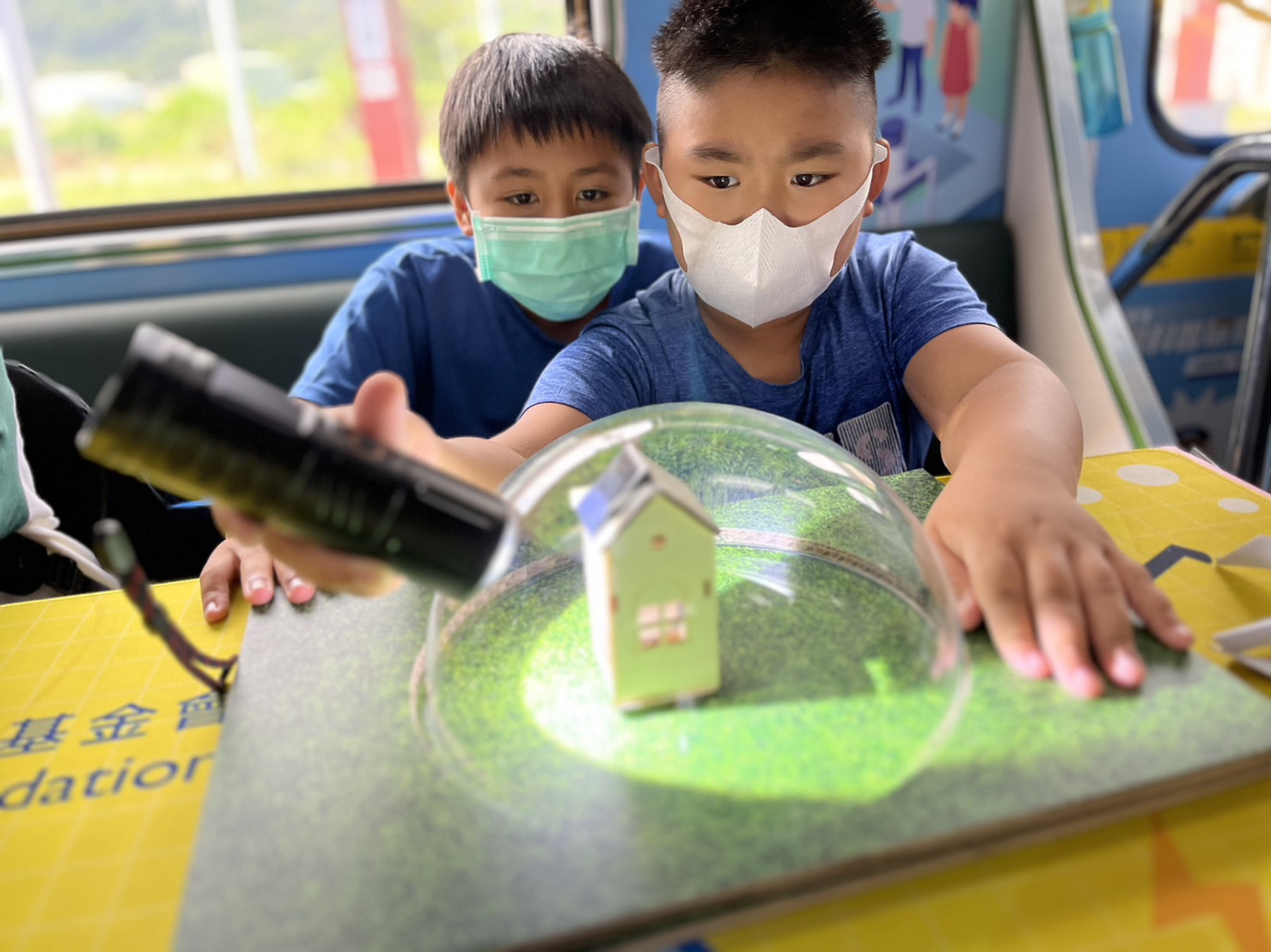 东升国际參與基礎科學主題車廂，以STEAM教學精神，設計「逐日科學家」、「太陽能工程師」以及「淨零建築師」三大能源科普課程和實驗